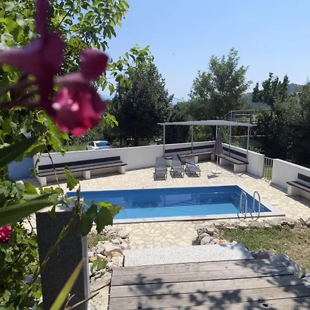 Aryve Boutique-ferienvilla Mit Meerblick, Pool Und Design-interieur In Apartman