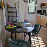 Aryve Boutique-ferienvilla Mit Meerblick, Pool Und Design-interieur In Apartament